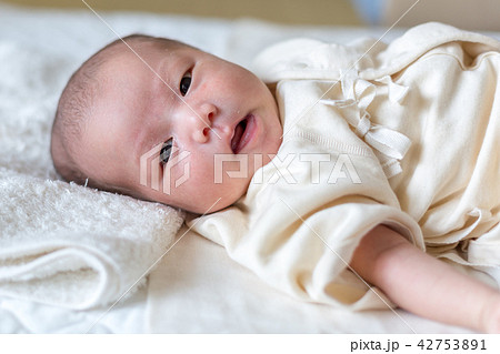 笑顔の新生児の写真素材