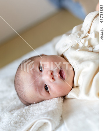 笑顔の新生児の写真素材