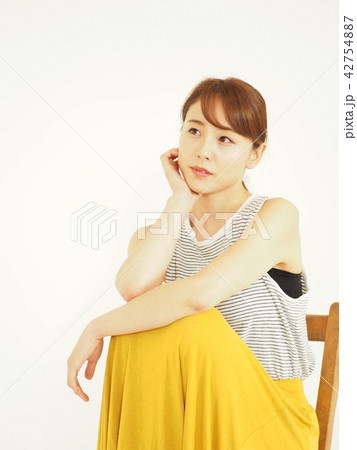 くつろぐ女性 くつろぐ女性 42754887
