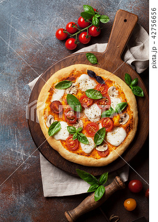 Italian pizza with tomatoes, mozzarella and basil 42756656