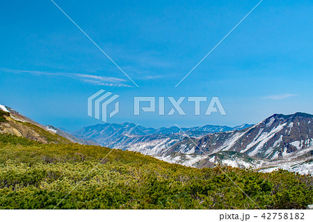 春の知床峠からみるオホーツク海 42758182