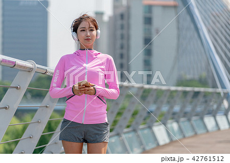 若い女性 屋外 室外 42761512