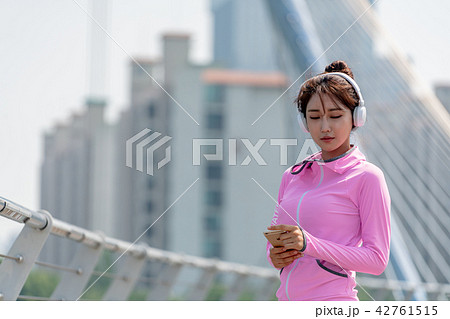 若い女性 屋外 室外 42761515