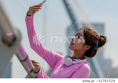 若い女性 韓国 スポーツウェア 42761528