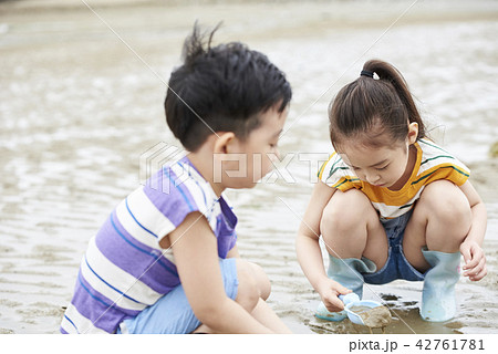 海 子供 しゃがん座る 42761781