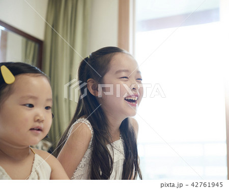 笑顔 微笑 微笑み 42761945