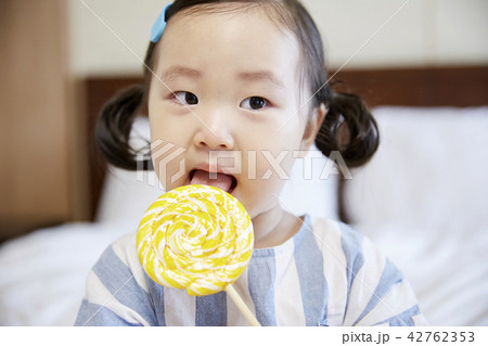 食べる キャンディ 少女 42762353