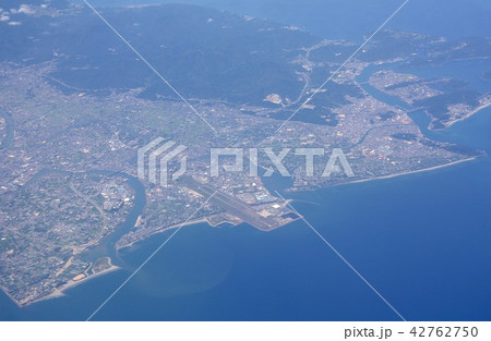 今切川、旧吉野川の河口付近、徳島空港周辺の松茂町、鳴門市、北島町の街並と大毛島を太平洋上空から見る 今切川、旧吉野川の河口付近、徳島空港周辺の松茂町、鳴門市、北島町の街並と大毛島を太平洋上空から見る 42762750
