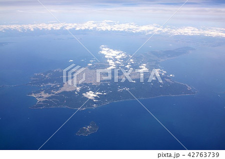 晴れ渡る瀬戸内海の淡路島を紀伊水道上空から見る 42763739
