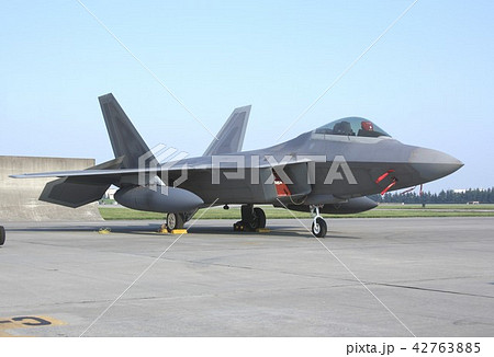 在日米軍横田基地の航空ショーで公開された米空軍のステルス戦闘機F-22ラプター 42763885