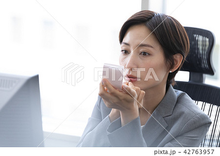 ビジネスウーマン　メイク直し 42763957