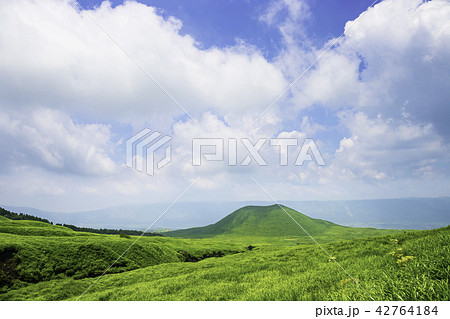 阿蘇の美しい米塚 42764184