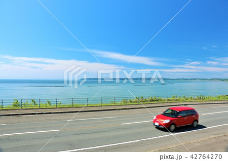 北海道 青空のハイウェイを走る赤い車 北海道 青空のハイウェイを走る赤い車 42764270