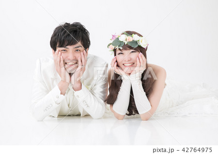 ほおづえをつく新郎新婦 ほおづえをつく新郎新婦 42764975