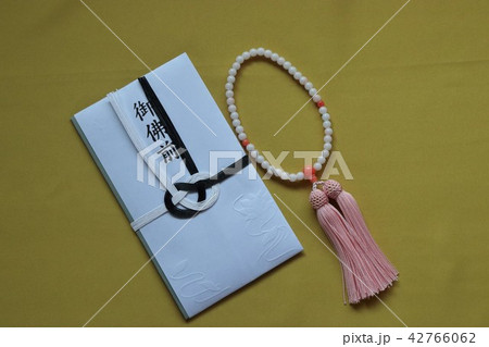 ご仏前と女性用の数珠 ご仏前と女性用の数珠 42766062