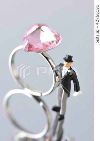 新郎とハートのリング 42766191