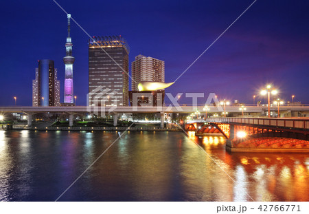 隅田川の吾妻橋とスカイツリーのライトアップ 42766771