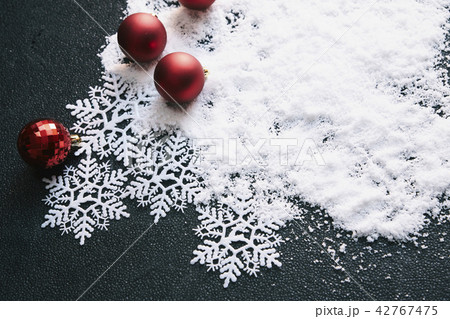 クリスマスオーナメントと雪 クリスマスオーナメントと雪 42767475