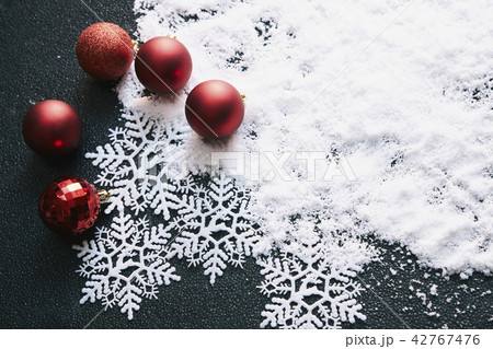 クリスマスオーナメントと雪 クリスマスオーナメントと雪 42767476