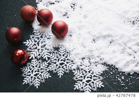 クリスマスオーナメントと雪 クリスマスオーナメントと雪 42767478