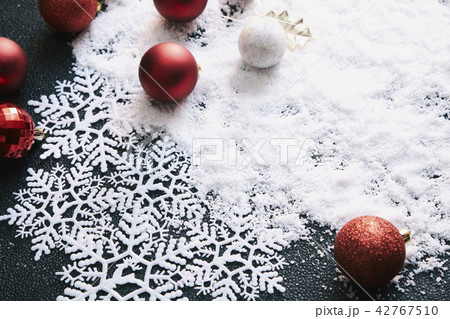クリスマスオーナメントと雪 クリスマスオーナメントと雪 42767510
