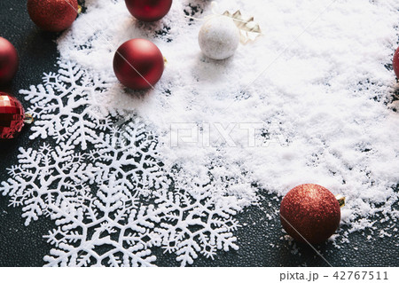 クリスマスオーナメントと雪 クリスマスオーナメントと雪 42767511
