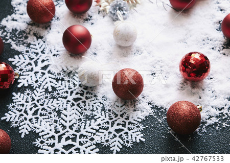 クリスマスオーナメントと雪 クリスマスオーナメントと雪 42767533