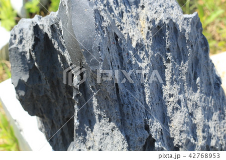 荒い岩肌 42768953