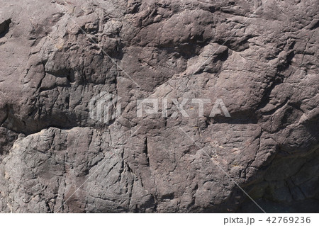 荒い岩肌 42769236