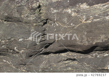 荒い岩肌 42769237