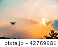 夕陽とドローン 42769981