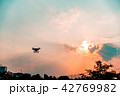夕陽とドローン 42769982
