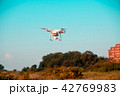 夕陽とドローン 42769983