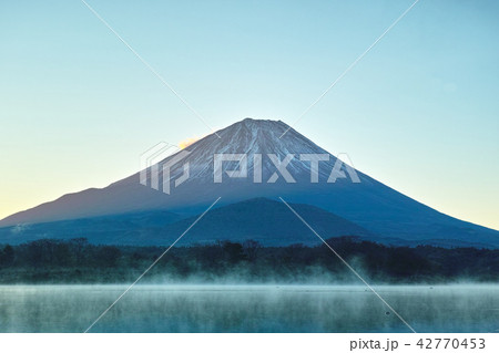 夜明け前の毛嵐が立ち込める精進湖と富士山 夜明け前の毛嵐が立ち込める精進湖と富士山 42770453