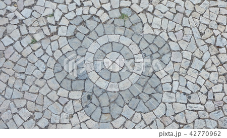 Gray street tiles arranged in a flower pattern 42770962