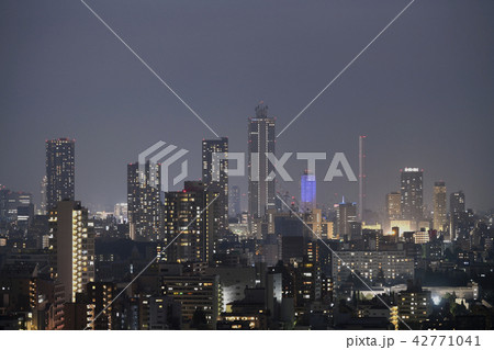 日本の東京都市景観 池袋の超高層ビル群などを望む(夜景) 日本の東京都市景観 池袋の超高層ビル群などを望む(夜景) 42771041
