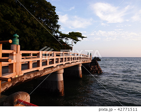 夫婦岩へ通じる浜辺を渡る「禊橋」 夫婦岩へ通じる浜辺を渡る「禊橋」 42771511