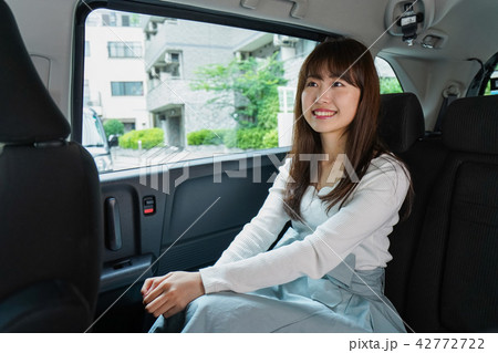 後部座席に座る女性 42772722