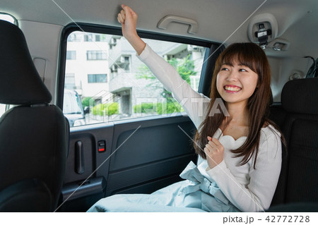 後部座席に座る女性 42772728