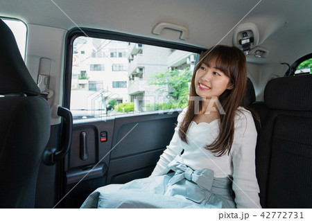 後部座席に座る女性 42772731