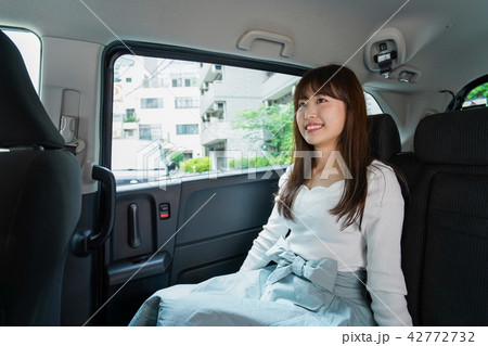 後部座席に座る女性 42772732