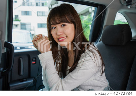 後部座席に座る女性 後部座席に座る女性 42772734