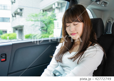 後部座席で寝る女性 後部座席で寝る女性 42772749