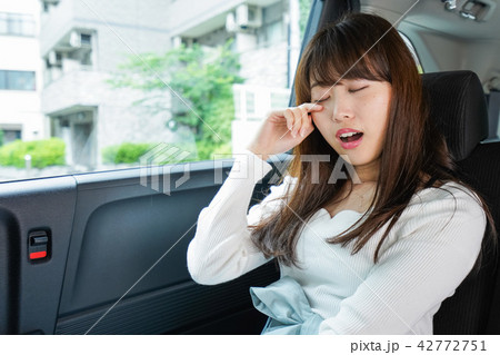 後部座席で寝る女性 後部座席で寝る女性 42772751