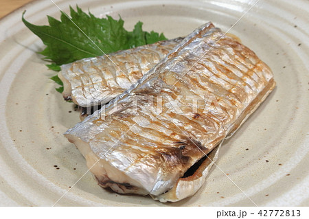 家庭的で素朴な自宅調理の「太刀魚の塩焼き」 家庭的で素朴な自宅調理の「太刀魚の塩焼き」 42772813