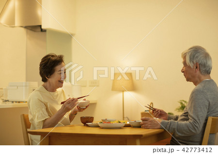 シニア夫婦 夕食 42773412