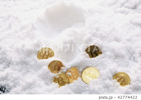 雪に埋もれたビットコイン 雪に埋もれたビットコイン 42774422