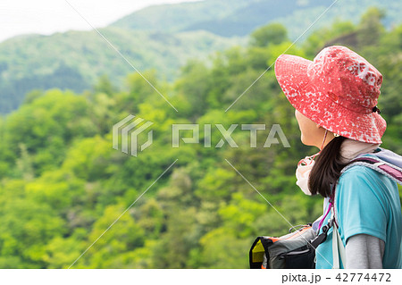 三徳山、三佛寺 文殊堂でくつろぐ女性(鳥取県東伯郡三朝町三徳)※作品コメント欄に撮影位置あり 三徳山、三佛寺 文殊堂でくつろぐ女性(鳥取県東伯郡三朝町三徳)※作品コメント欄に撮影位置あり 42774472