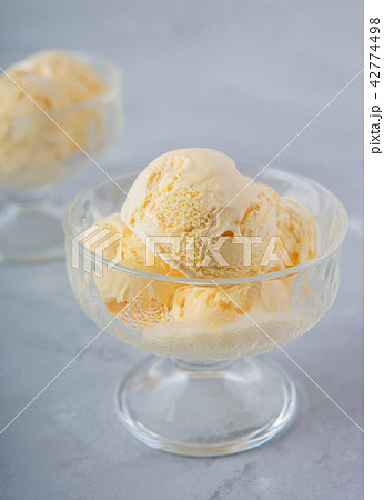 バニラアイス 42774498