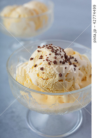 バニラアイス 42774499